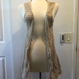 Sleeveless cardigan • Tan